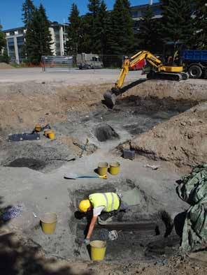 Kaivinkoneella madallutettiin myös muutaman hautakuopan ympäriltä koskematonta pohjamaata, jotta hautojen kaivaminen kuopan pohjalla olisi helpompaa.
