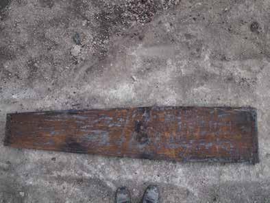 vastaavat mitat ovat: 170 cm, pääpäädyn leveys 45 / 55 cm, jalkopäädyn leveys 16 / 25 cm. Laitojen syvyys pääpäädyssä 25 cm, jalkopäädyssä 21 cm.