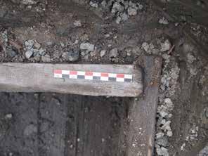tehty yhdestä yhtenäisestä leveästä lankusta. Tämä massiivinen muotoiltu pohjalauta oli lähes 5 cm paksu.