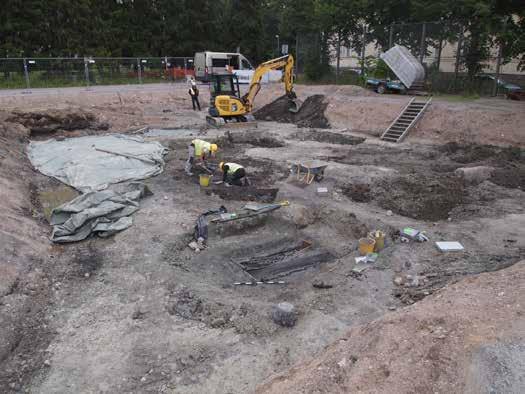 Muuta: ylempi kansista mahdollisesti peräisin haudasta 570? Ks.h570 Stratigrafia: ei selkeää stratigrafiaa muihin hautoihin. ks. 558&570 Kartta: 29 HAUTA NRO 558.