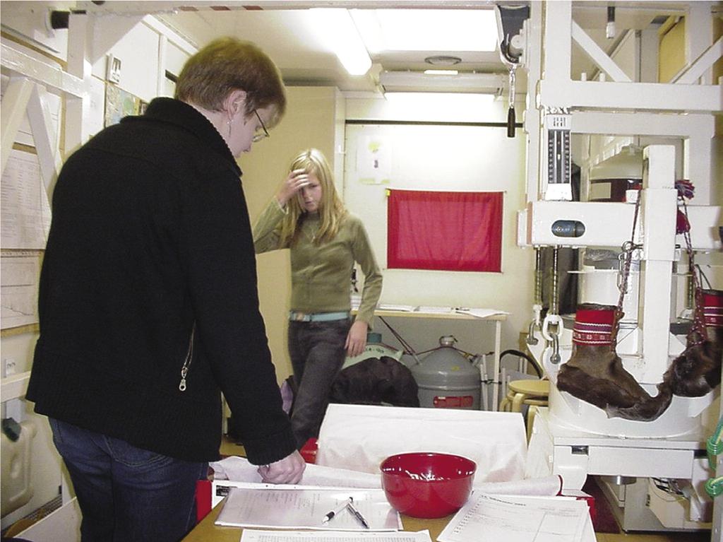 Kuva 10.1. Oppilas valmistautuu mittaukseen liikkuvassa laboratoriossa. Bild 10.1. Skoleleven gör sig redo för mätning i det mobila laboratoriet. Fig 10.1. The student gets ready for measurement in the mobile laboratory.