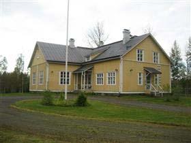 Pihapiiriin kuuluu koulun lisäksi talouskäymälärakennus, sauna ja aitta. Ahvenniemen koulu on hyvin alkuperäisessä asussaan säilynyt, tyypillinen oman aikansa koulurakennus.
