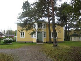 kaksikerroksinen, vuonna 1938 valmistunut asuinrakennus ja yksikerroksinen talousrakennus samalta ajalta. Asuinrakennuksessa on korkea kulmista viistetty lasikuisti.