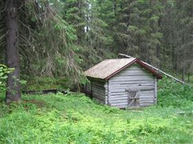 esimerkki maaseudun pienimuotoisesta teollisesta rakennusperinnöstä. Mylly sijaitsee Iijokeen laskevan kapean Ahvenojan varressa ja puohi sen lähistöllä.