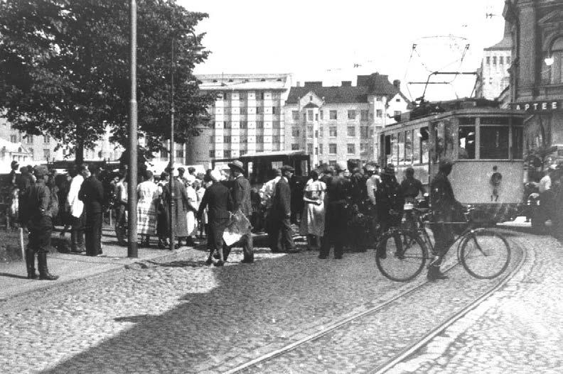 Rakennus valmistui 1888, ja sen ainoa myymälä oli Wiipurin III apteekki, joka oli perustettu vuonna 1857 ja joka myöhemmin otti nimekseen Punaisenlähteentorin apteekki.