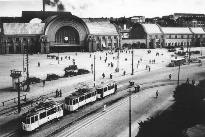 Katutasolta pääsi Karjalan tunnelin kautta suoraan lähtölaitureille. 8 Pikarahtitoimisto kuului kolmantena rakennuksena asemakompleksiin.