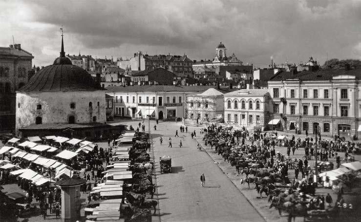 Vuoden 1912 jälkeen Torikadulle ilmestyi raitiotiekiskotus, ja torialueen poikki meni raitiotielinja Torkkelinkadulta Pohjoisvallille.