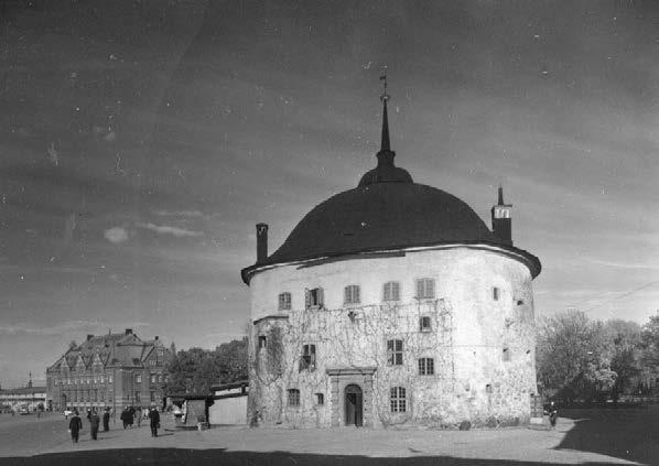 36 Suomen Pankin Viipurin konttorin Torkkelinkadun ja Torikadun kulmaan suunnitteli arkkitehti, professori Gustav Nyström 1908.