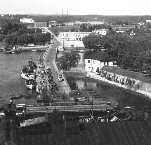 76 Linnansilta alkaa ruuhkautua, koska kääntösilta on avattu laivoille. Kuva on vuodelta 1939.
