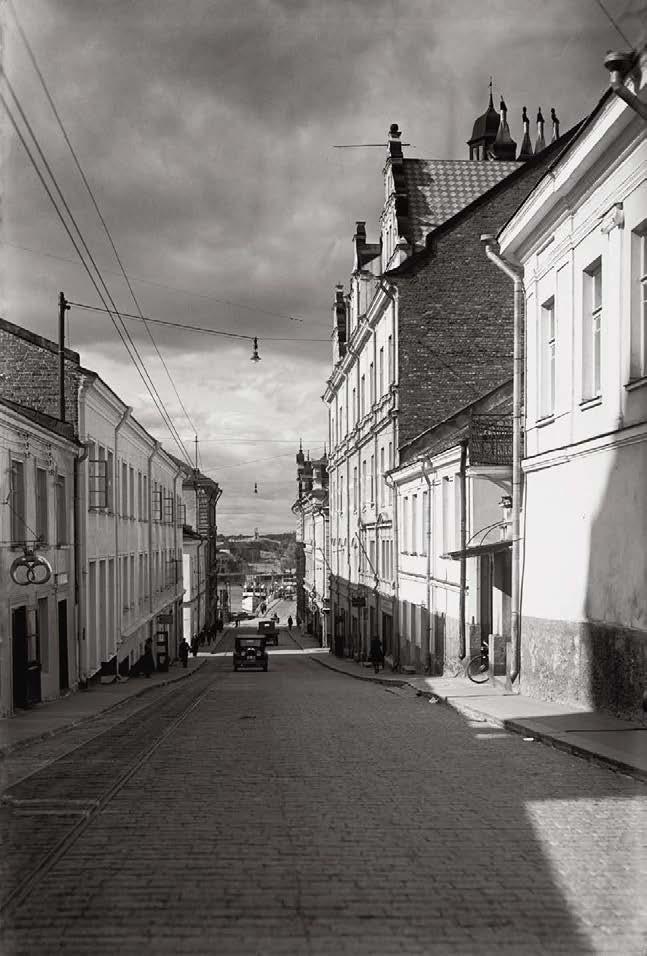 92 Linnankatu juhlaliputettuna.