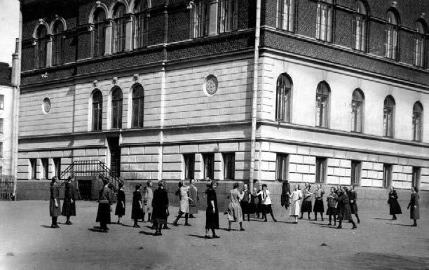 (14) 158 157 Arkkitehti Jac. Ahrenberg suunnitteli kolmikerroksisen koulurakennuksen Tuomiokirkonkadun varrelle vuonna 1894.