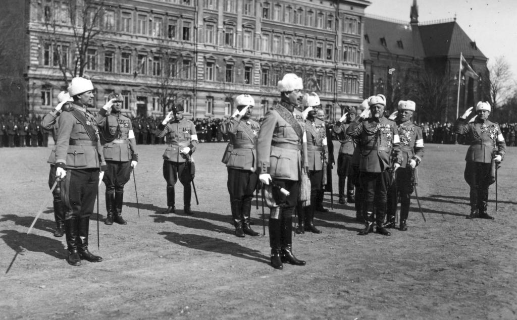 1938 yhdessä vasemmalla olevan kenraaliluutnantti Harald Öhquistin ja muiden kenraalien kanssa.