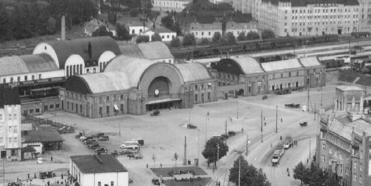 SAAPUMINEN VIIPURIIN Hilja saapuu Helsingin pikajunalla Viipuriin perjantaina iltapäivällä. Tutut maisemat näkyvät jo junan ikkunasta.