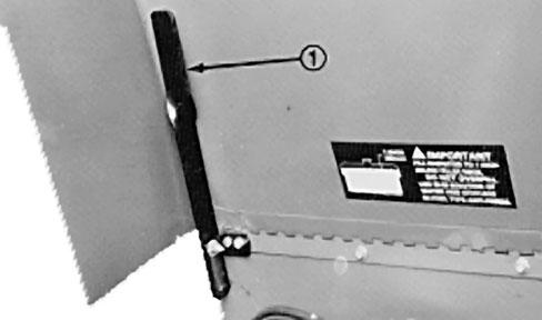 Ennen käyttöä Konepellin kannatin (Vain mallinro 30630). Pysäköi kone tasaiselle alustalle.. Vapauta konepellin salpa ja avaa konepelti. 3. Liu uta konepellin kannattimen alaosa (kuva ) kiinnikkeestä.