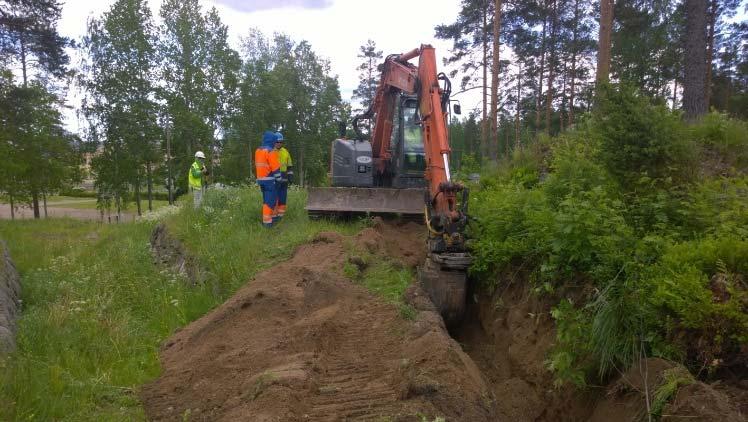 Pururadan eteläpuolella rinne jatkuu loivana kohti puistomuuntamoa (TP 1) ja maa oli täällä koskematonta harjuhiekkaa/ soraa lukuun ottamatta vanhan kaapelin kohtaa noin 2,5 metriä pururadan reunasta