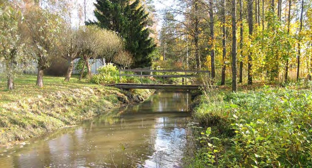 1. Johdanto 1.1 yleistietoa HuLEvESISTä Hulevesillä tarkoitetaan maan pinnalta, rakennuksen katolta tai muilta vastaavilta pinnoilta pois johdettavaa sade- tai sulamisvettä.