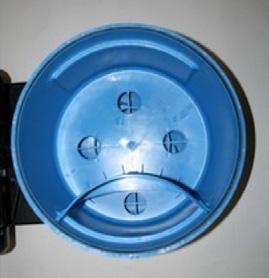 osoittaa vasemmalle) katso kuvia 4.a j 4.b. Aseta pumppu niin, että imuletkun/pleksikannen asennuskappale osoittaa vasemmalle, kun pumppua katsotaan siltä puolelta, jolla pumppu on edessä alustalla.