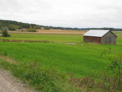 Murroslaakson keskellä, viljelymaisemien ympäröimänä virtaa Vainionjoki. Rakennukset ja tiestö sijoittuvat laakson reunoille.