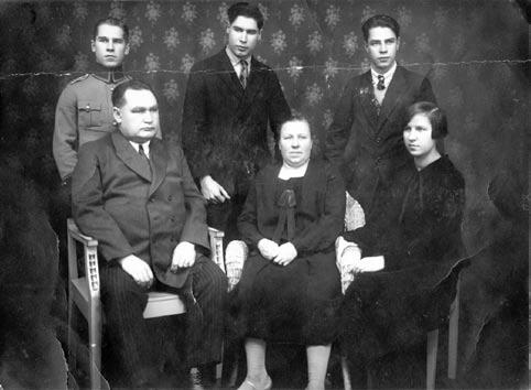 tekemällä kakkuja sivuun lapiodusta mullasta. En muista itse siitä mitään, valokuvat kertovat. Hj. olisi kuitenkin, olen kuullut, halunnut vielä elää ja nähdä minun elämääni.