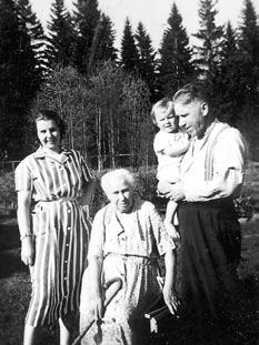 Vuonna 1957 oli jo neljä polvea Lapinleimuja. Pirkko, Helmi-mummu ja Annika 1v. isoisänsä Jalmarin sylissä. eläkeikään 65 asti.