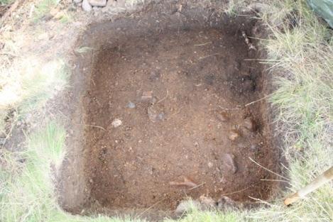 1887 kaivausalueella Koekuopan pinnalla oli 3-5 cm paksuinen turvekerros, jonka alla oli 24 27 cm vahvuinen sekoittunut nokimaan ja hiekan muodostama kerros, jossa oli myös kiviä.