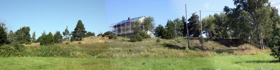 8 Sijainti ja topografia Rukoushuoneenmäkenä ja Kansakoulunmäkenä tunnettu moreeniharjanne sijaitsee Laitilan Pyhän Mikaelin kirkosta noin 450 metriä itäkaakkoon lähes täyteen rakennetun alueen