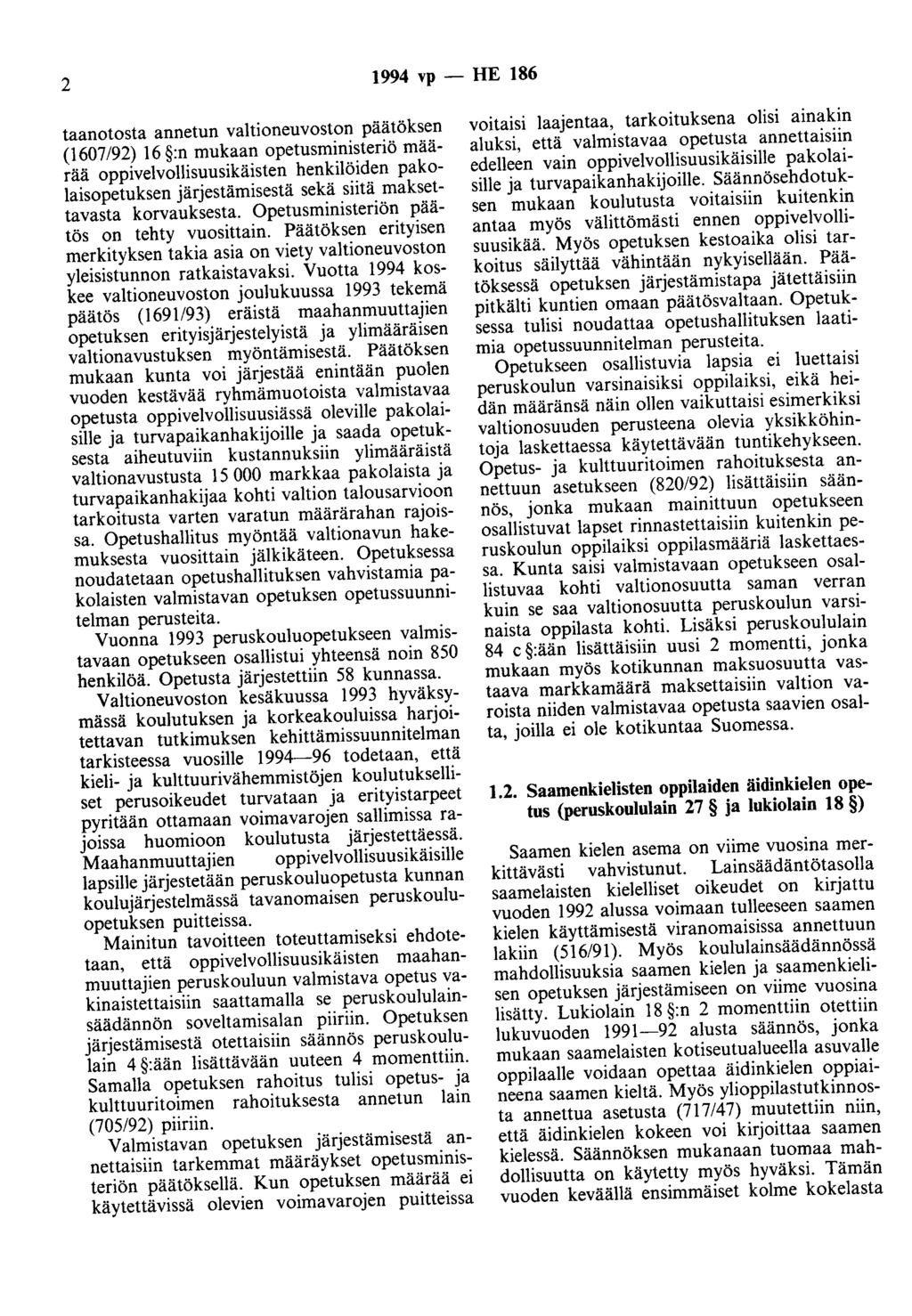 2 1994 vp - HE 186 taanotosta annetun valtioneuvoston päätöksen (1607/92) 16 :n mukaan opetusministeriö määrää oppivelvollisuusikäisten henkilöiden pakolaisopetuksen järjestämisestä sekä siitä