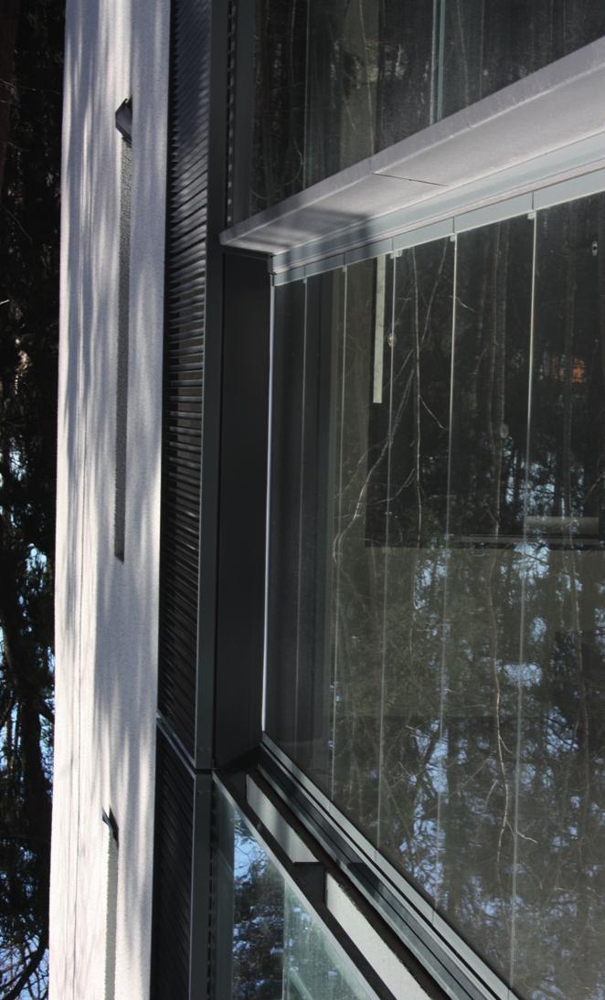 Rakenne Alutec-parvekelasitus on yläkantoinen, pystypuitteeton lasitusjärjestelmä. Liukulasielementit valmistetaan siten, että lasit kiinnitetään niittaamalla alumiiniprofiileihin ylä- ja alareunasta.