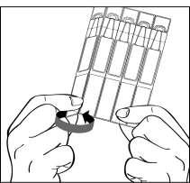 siivekkeet 3. Pidä kerta-annospipettiä siten, että pipetin sivulla olevat siivekkeet ovat samassa linjassa silmäkulmiesi kanssa, vaakatasossa, kuten kuvassa alla.