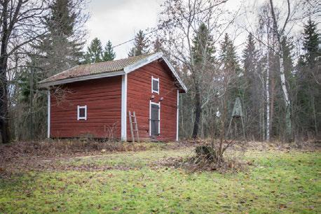 Tilalla on myös samanhenkiset sauna, puutarhurin mökki ja leikkimökki. Huvila oli pitkään Klingendahlin suvun kesänviettopaikkana, sittemmin Klingendahlin tehtaan työntekijöiden virkistyskäytössä.