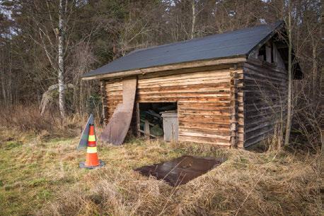 Vaalea asuinrakennus sijaitsee kaava-alueen lounaisosassa omalla kiinteistöllään metsäisessä rinteessä nurmikentän reunalla. Rakennus on arviolta 1920-1930-luvulta.