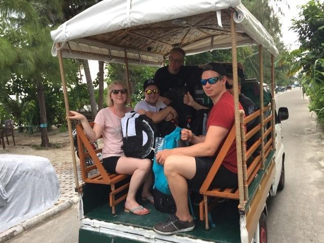 Suuri turistisukeltajien määrä lisää haittoja koralleille. Matkan aikana törmäsimme japanilaiseen sukellusseurueeseen South Ari atollilla.