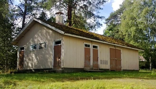 1930-luvun koulurakennuksen länsipuolella on todennäköisesti samaan aikaan rakennettu talousrakennus.
