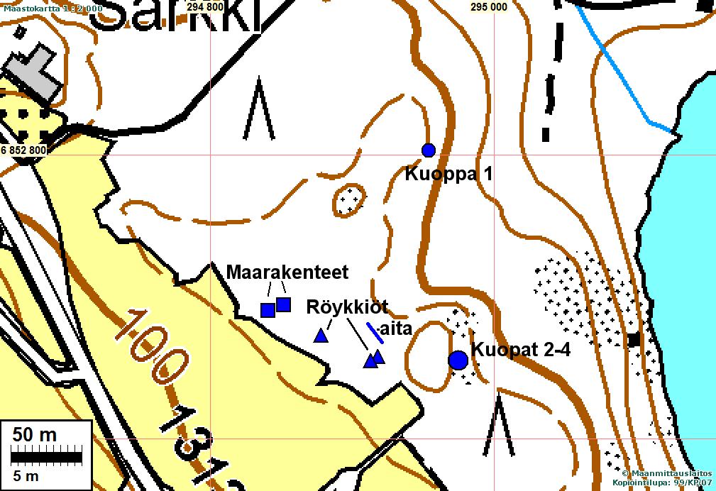 6 Halkaisija 1,3 m, korkeus 0,5 m. Röykkiö 3 6852673 294878 Halkaisija 1,5 m, korkeus 0,4 m. Kiviaita Itäpää N 6852668 E 294921, länsipää N 6852681 E 294911 Leveys 1-1,3 m, korkeus 0,6 m.