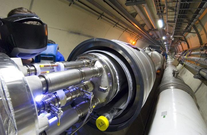 LHC-kiihdyttimellä kiihdytetään protoneita