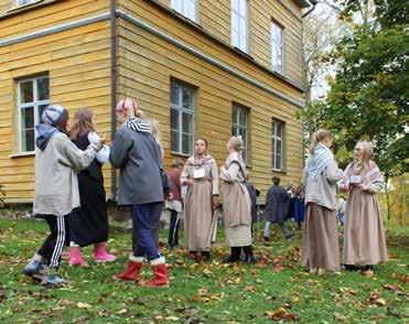 Ohjelmassa toimitaan pienryhmissä, tehdään nuotio tai sytytetään retkikeitin, valmistetaan ruoka ja nautitaan se luonnossa. Lopuksi siivotaan ympäristö yhdessä ja tiskataan astiat. Ulko-ohjelma.