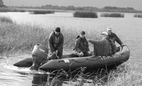 Ilkka Heikkinen (vasemmalla), Tiit Sillaots, Georg Martin, Leena Rinkineva-Kantola, Ülle Harak ja Kari Hallantie (Valokuva: Teet Koitjärv) 5 Paadireis Emajõe Suursoo maastikukaitsealale 23.