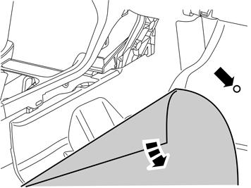 2 Ota esiin tunnelikonsolin etuosan oikea puoli sekä moottoritilaan johtavan läpivientikumin reikä kääntämällä matkustamon matto ja