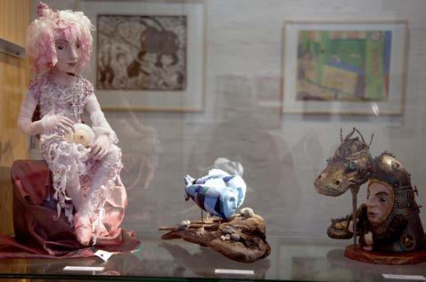ETELÄSTÄ TUULEE - LÕUNATUUL PUHUB Näyttely esitteli 15 virolaisen kuvitustaiteen huipputekijää ja 20 nukketaiteilijaa. Noin 60 originaalikuvituksen lisäksi esillä oli virolaisia käsintehtyjä nukkeja.