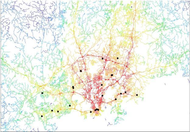 Kuvissa punaisella näkyvät alueilta on saavutettavissa suuri väestöpotentiaali ja sinisiltä pieni.