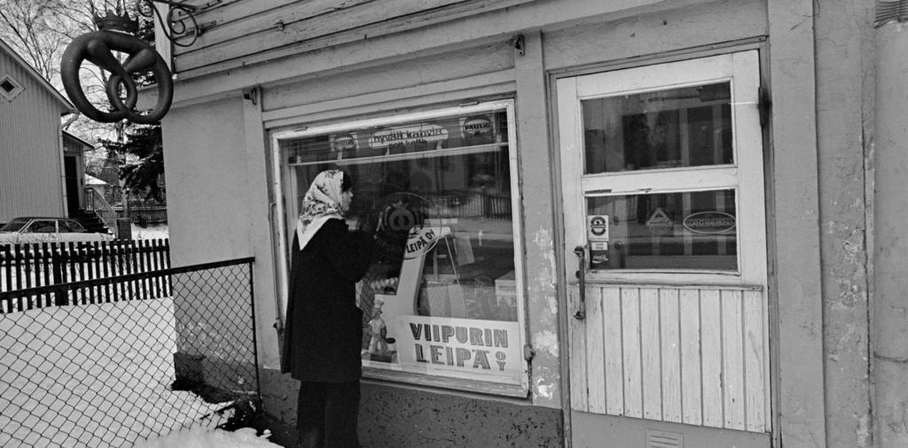 Kuva: Viipurin Leipä Oy:n leipomon myymälä puurakennuksessa Toukolassa Tekijä: Ahola Harri, Ajankohta: 1970