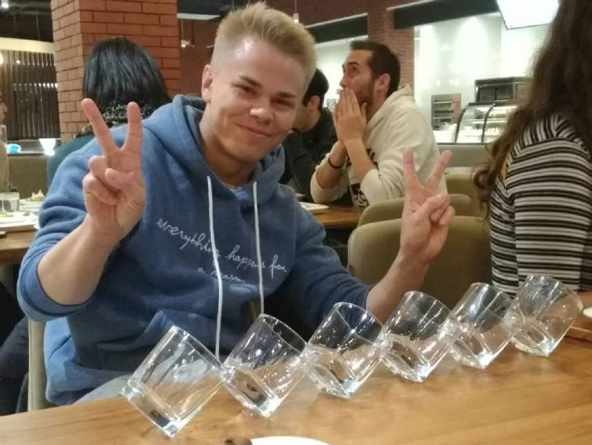 Kampus on sijoitettu noin 5 kilometrin päähän keskustasta ja lähin isompi ruokakauppa sijaitsee noin 4 kilometrin päässä.