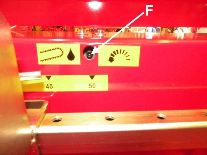 35 4.12. Teräketjun voitelu Teräketjun voitelu tapahtuu automaattisesti aina, kun katkaisulaippaa painetaan alaspäin.