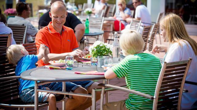 Vierumäki 3.7.2017 9.7.2017 GOLF PAVILJONKI Golf Paviljongilla on tarjolla maukkaita à la carte - annoksia, hyvää kahvia, virvokkeita ja leivonnaisia. Ravintola sijaitsee Cooke-golfkentän vieressä.