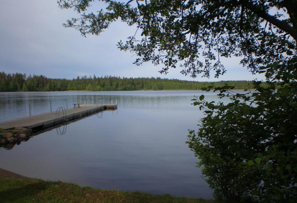 2.7 Valokuvat 3. UIMARANNAN KUVAUS 3.1 Vesityyppi Melko kirkasvetinen järvi. 3.2 Rantatyyppi Loivasti syvenevä hiekka/sorapohjainen ranta. Vesikasvillisuutta uimaalueen ulkopuolella. 3.3 Rantavyöhykkeen ja lähiympäristön kuvaus Ranta-alue on hoidettua nurmikkoa.