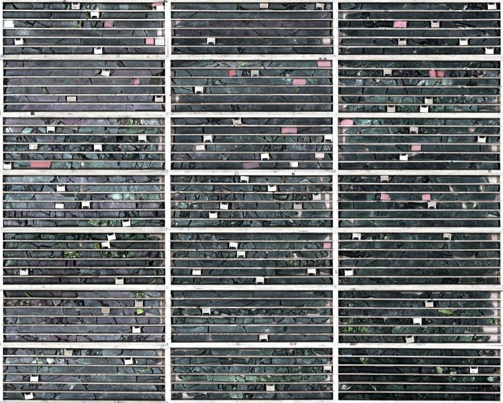 GEOLOGIAN TUTKIMUSKESKUS 108/2015 7 Kuva 4. SWIR-mosaiikki (kuvassa kanavat 199, 205 ja 229 = R, G, B) kairanreiän R376 aineistosta syvyydeltä 41-150 m. 4.2 Skannatun LWIR-aineiston esikäsittely SisuROCK mittausten LWIR-aineistossa todettiin olevan kohinapikseleitä ts.