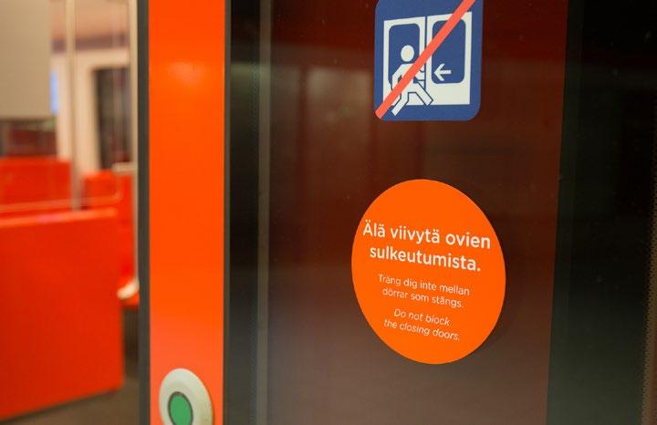 2.10 Junaan nousemisen ohjeistus 2.10.1 Ovitarrat Metrojuniin liimataan ovitarrat muistuttamaan oikeasta käyttäytymisestä metrojunaan nousemisen yhteydessä (kuva 24).