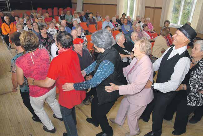 VUOSIKERTOMUS 2016 23 Kaikilla oli mukavaa Pohjanmaan Aluejärjestön Eloriehassa Himangalla.