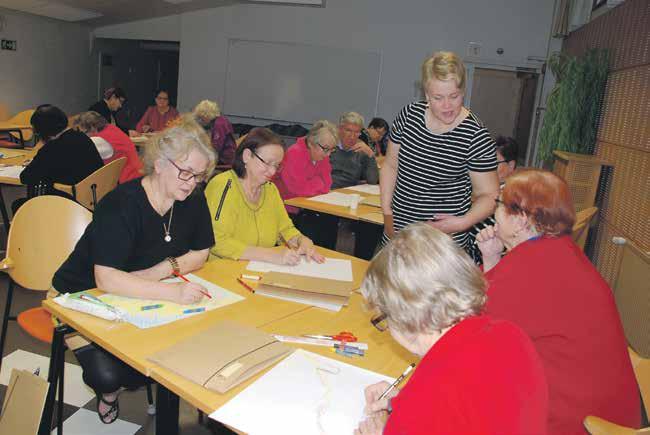 VUOSIKERTOMUS 2016 31 Suomi 100 tilkusta peitoksi -hanke käynnistettiin Kädentaitojen pajassa Kansan Sivistystyön Liitto KSL ry:n kulttuurintuottaja Jutta Lithoviuksen opastuksella.