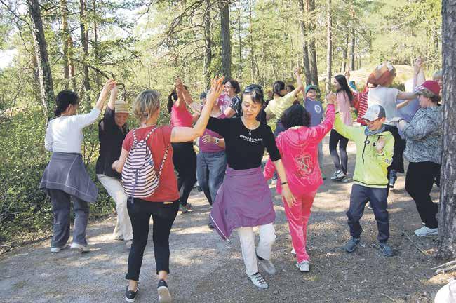 VUOSIKERTOMUS 2016 37 Tanssi sujui Nuuksion erämaapoluillakin. lon heitto, puujalkakävely ja luutapallo ja neuvoja annettiin polkupyörän huoltamisessa.